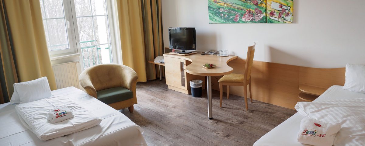 Arbeitsbereich und zusätzliches Bett im Familienzimmer im Hotel Xylophon in Lutzmannsburg